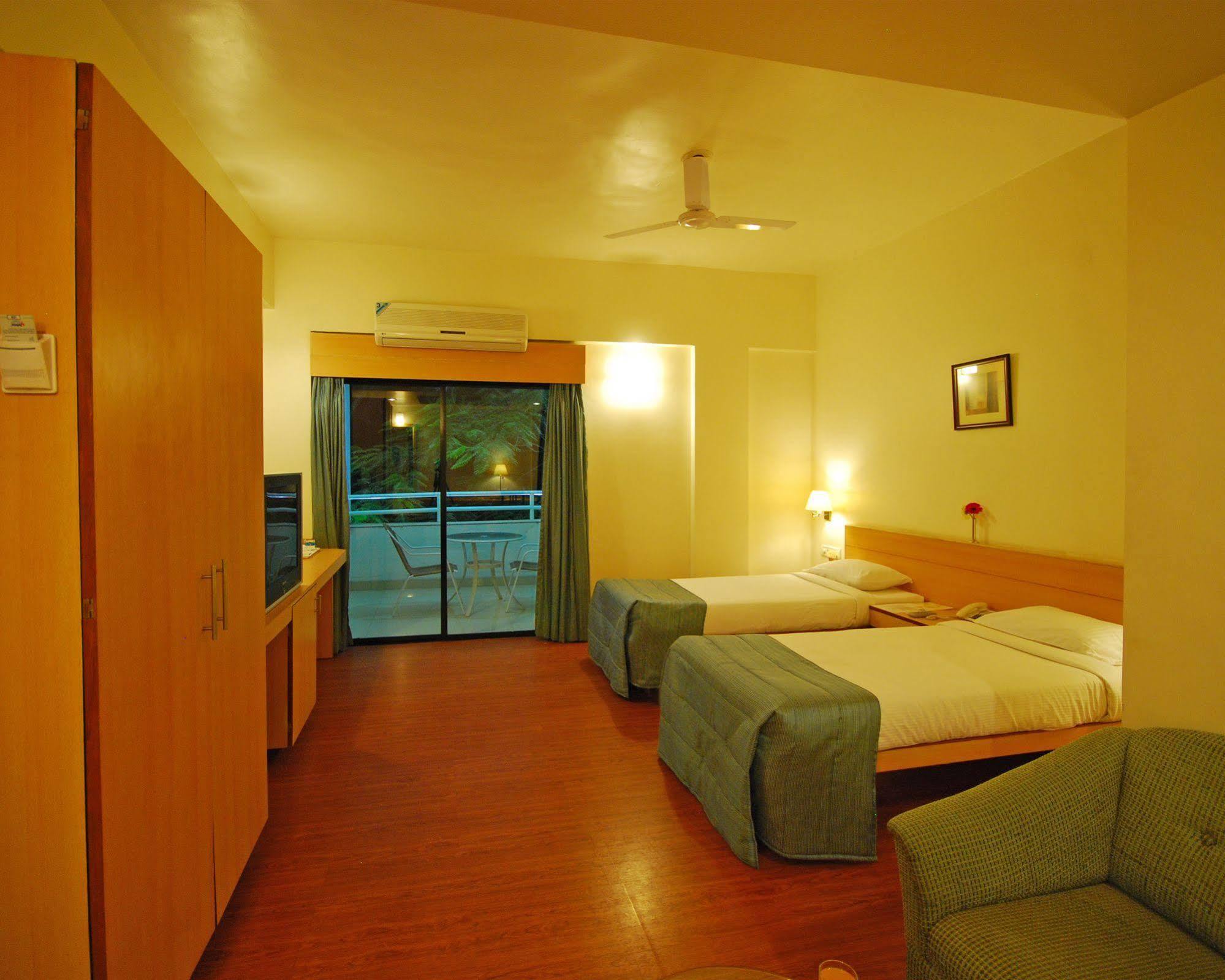 Hotel Phoenix Koregaon Park Пюн Екстериор снимка