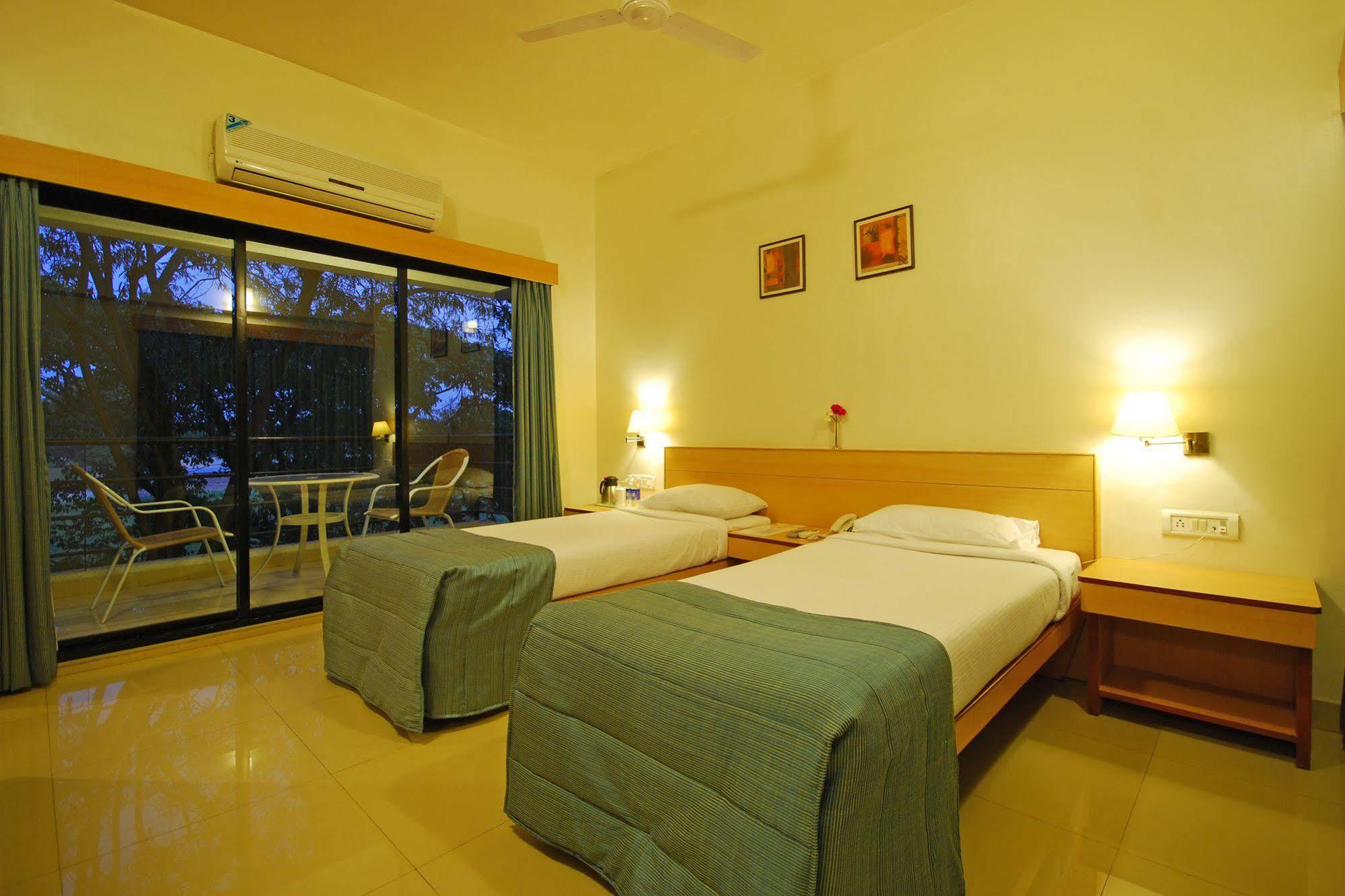 Hotel Phoenix Koregaon Park Пюн Екстериор снимка
