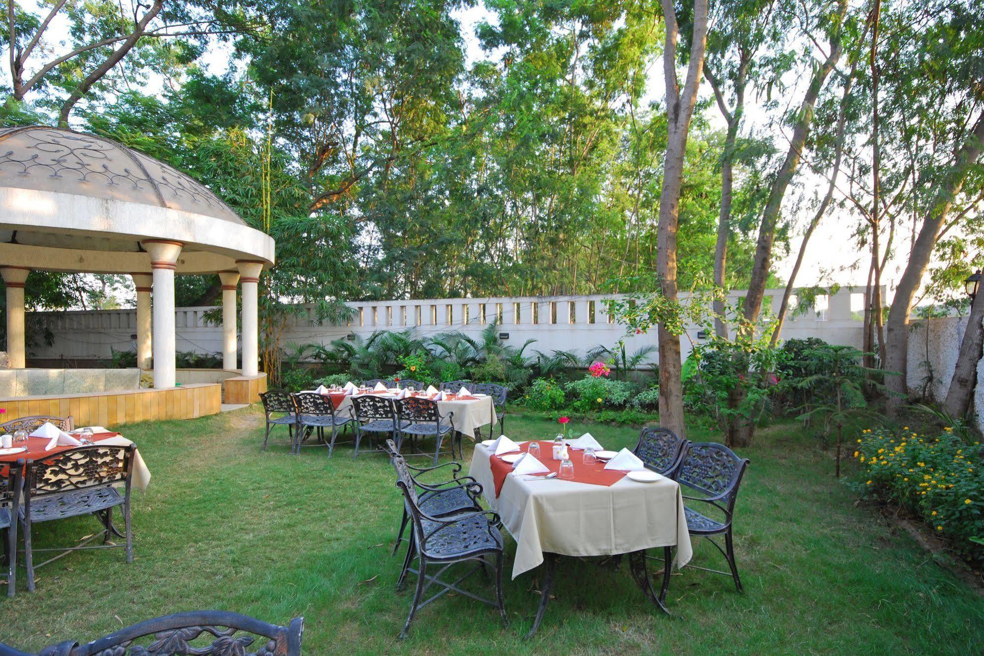 Hotel Phoenix Koregaon Park Пюн Екстериор снимка